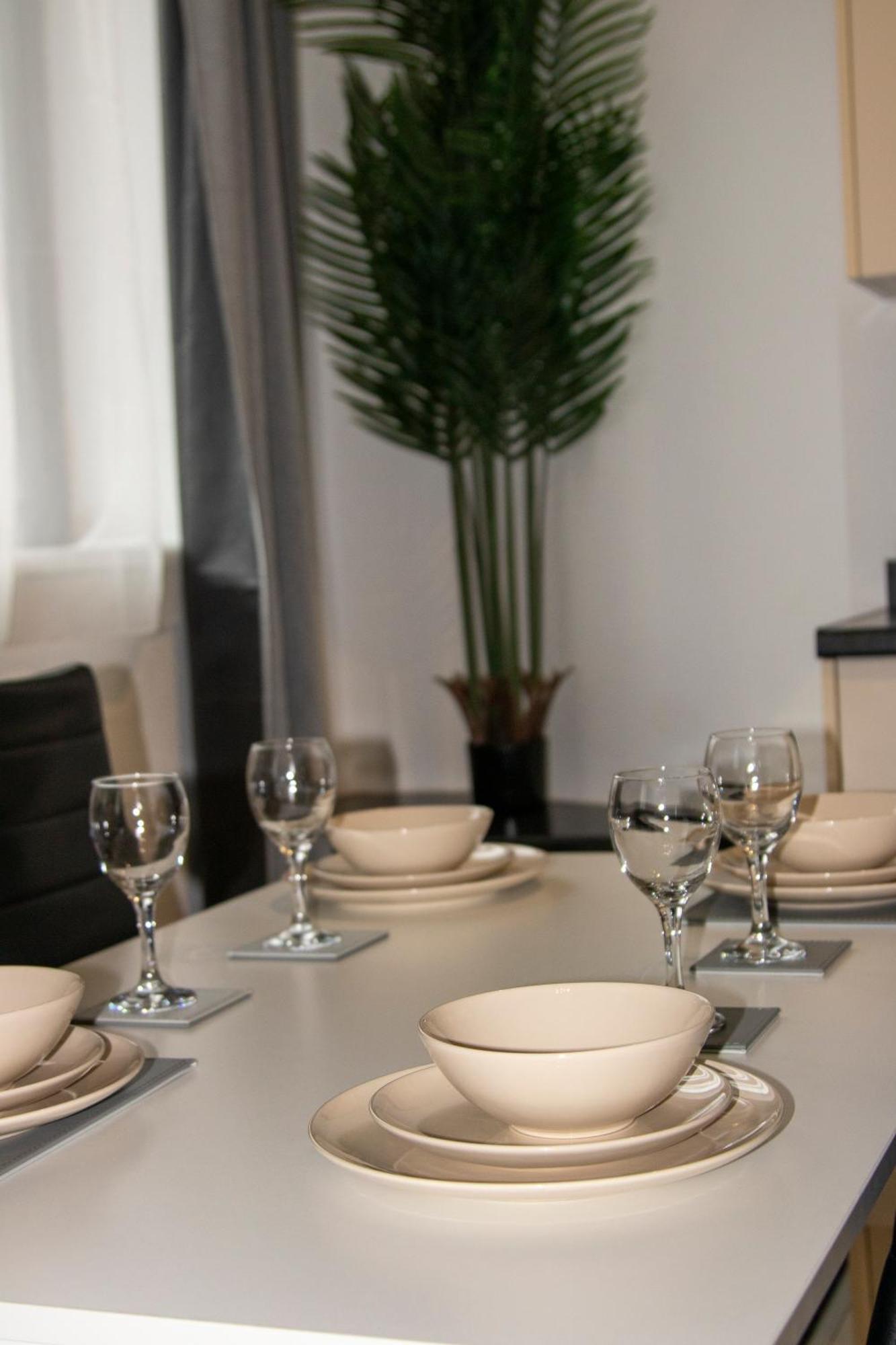 Ideal For Groups - 2 Bedroom Apartment - Free Parking, Transit Links, Close To Stadiums Manchester Exterior photo